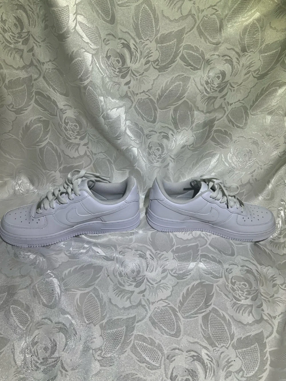 Nike White Mesh-Lined Low-Top Sneakers - Picture 4 of 9
